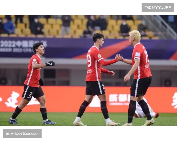 成都蓉城边后卫助攻后回防慢，肋部空当成对手反击通道